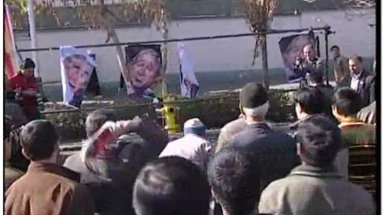 Iranci cipelama gađali Bushevu sliku