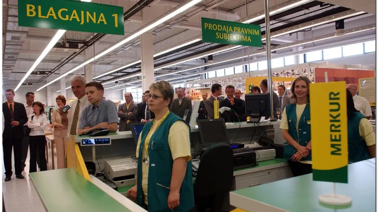 Samo Hrvati u slovenskom Merkuru nisu dobili božićnice