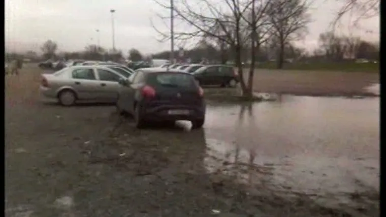 Kaljuža na novootvorenom parkirali&scaron;tu