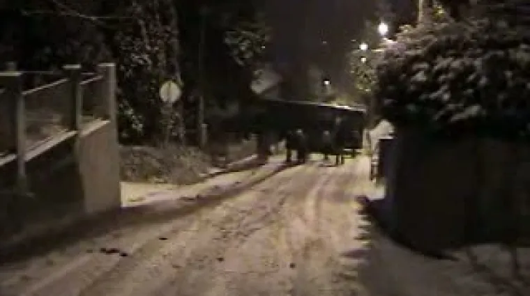 S ledene strmine bus sletio u dvori&scaron;te