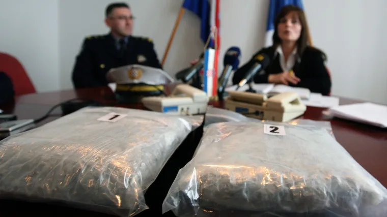 Zaplijenjeno 2 i pol kilograma marihuane