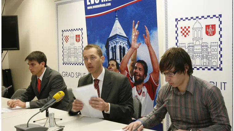 Kuret predvodi gusjenicu na Rivi