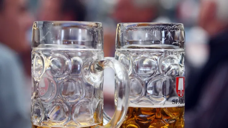 Prodao kćer za 100 gajbi piva