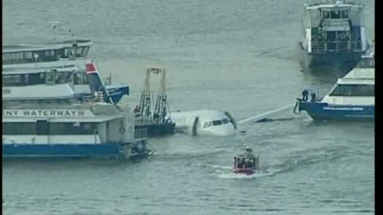 Avion pao u rijeku zbog divljih gusaka