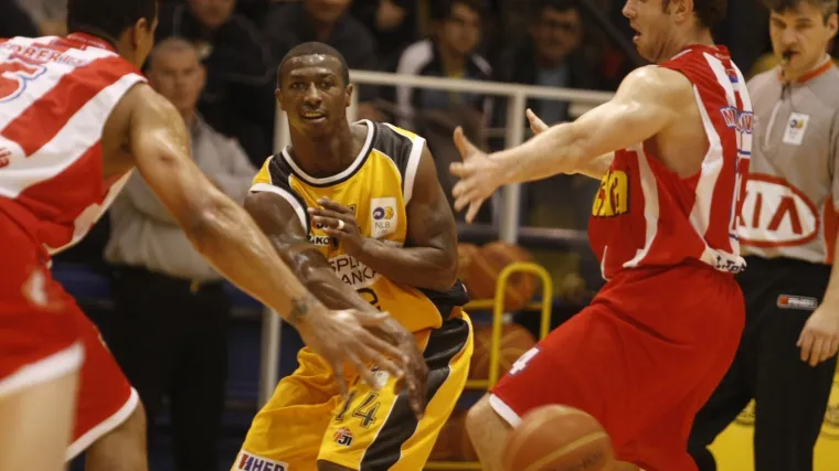 Torcida kamenjem gađala igrače Crvene zvezde