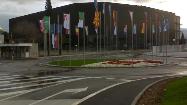 Split: Srpska zastava na pola koplja