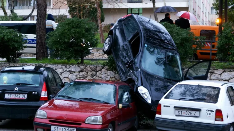 Oduzeo prednost i sletio s ceste