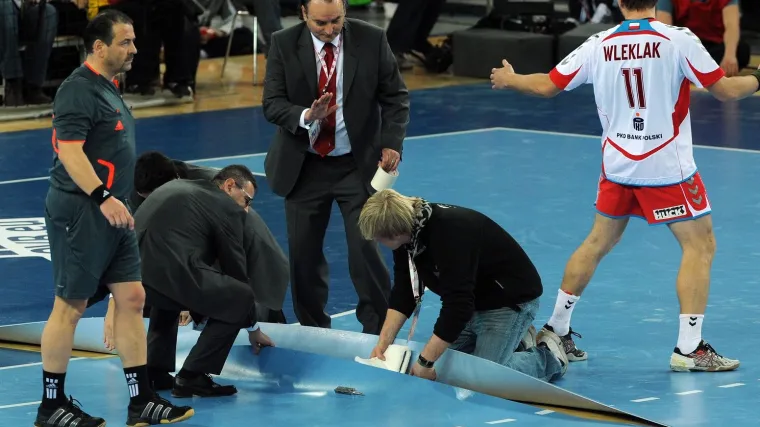 Podloga pucala zbog vlage