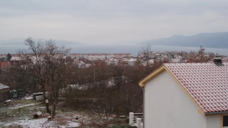 Snijeg zabijelio krovove u Rijeci