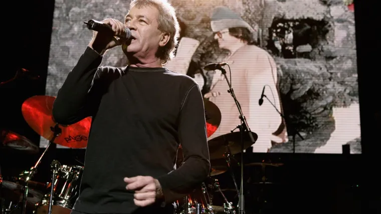 Samostalni album Iana Gillana