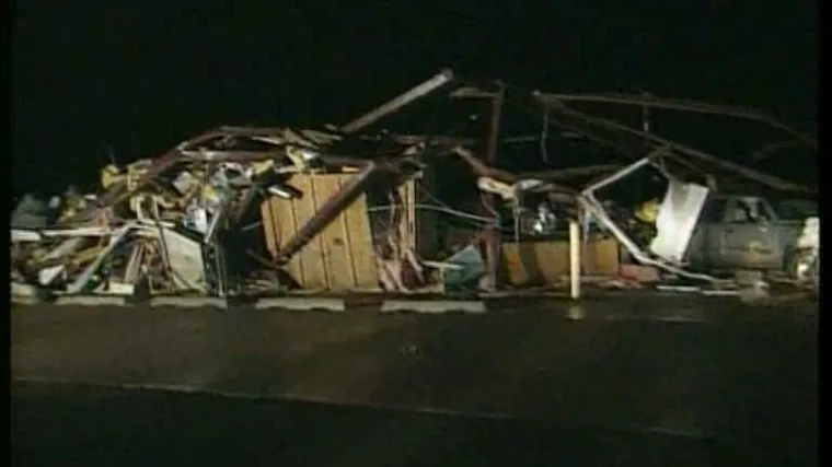 SAD: Tornado ru&scaron;io sve pred sobom i odnio osam života