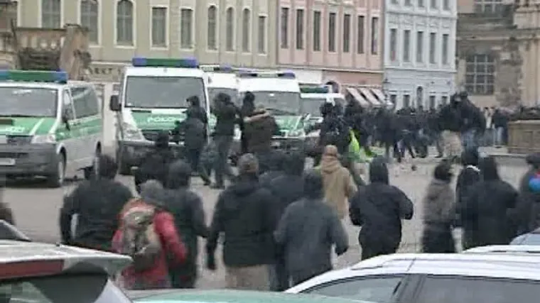 5.000 neonacista nasrnulo na policiju