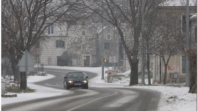 Snijeg zabijelo dijelove Dalmacije