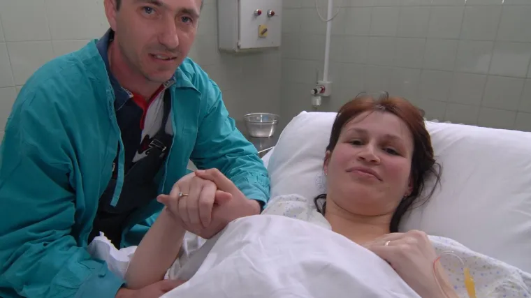 Porodio suprugu u automobilu