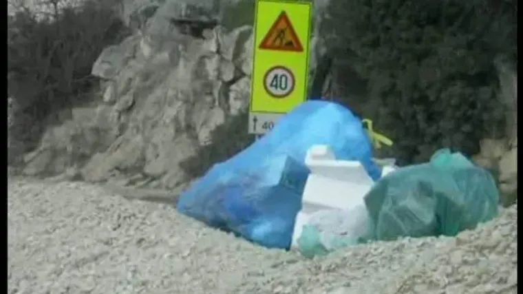 Smeće samo &scaron;to im ne padne na glavu!