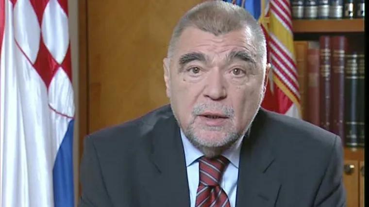 Mesić: Vlada gasi požar kanticom za vodu!