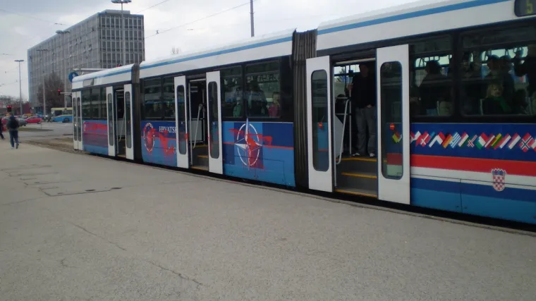 Na NATO-tramvaj prolili crvenu boju