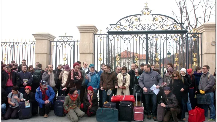 S koferima došli pred Todorićev dvorac