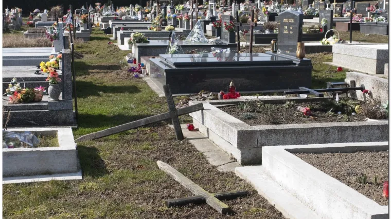 Na groblju kod Siska križevi naopako