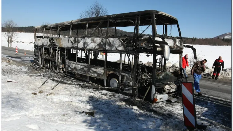U Korenici se zapalio autobus