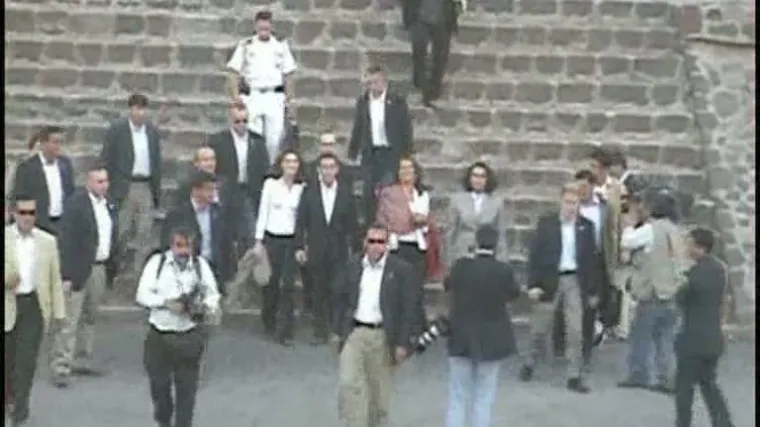 Sarkozy i Carla Bruni na piramidi