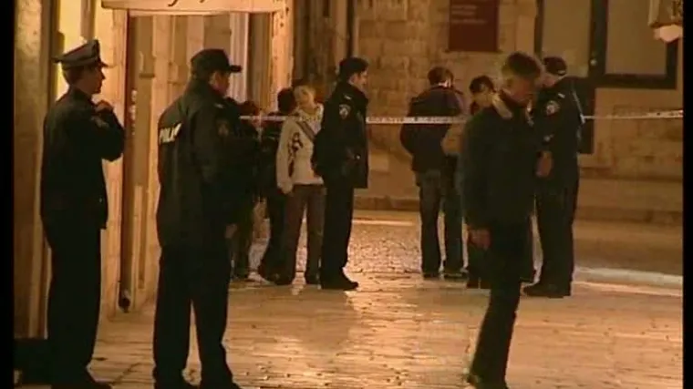U srcu Dubrovnika dobio nožem u trbuh