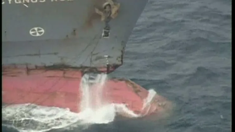 Nestao brod sa 16 članova posade