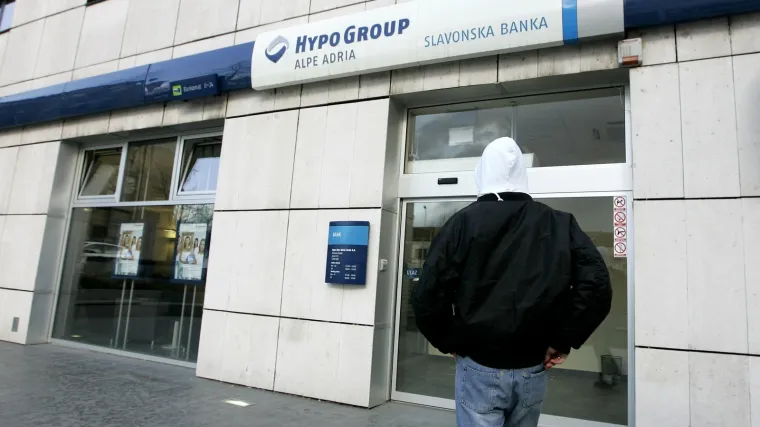 Pljačka&scaron;i oteli &scaron;eficu banke