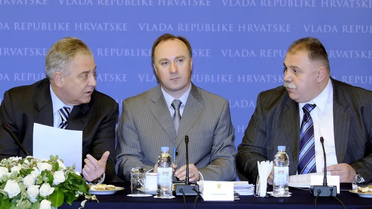 Proračun u minusu, na udaru i plaće