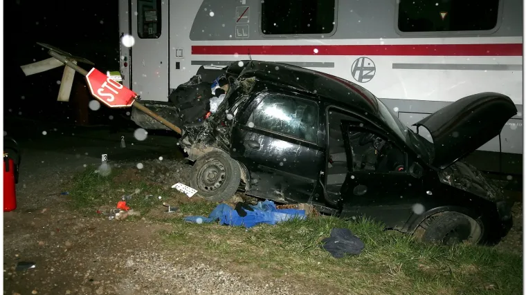 Mladić i djevojka podletjeli pod vlak