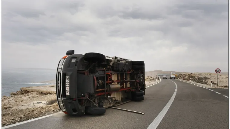 Bura prevrnula kamion, čupala krovove i stabla
