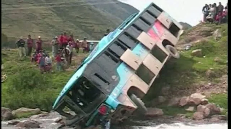 Autobus se survao u rijeku