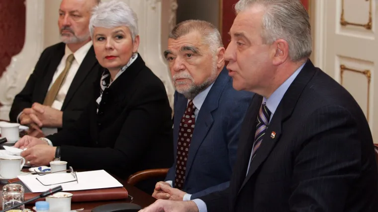 Od 1. travnja niže plaće javnim službenicima