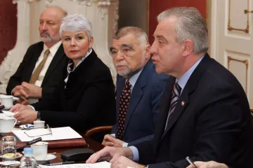 Od 1. travnja niže plaće javnim službenicima