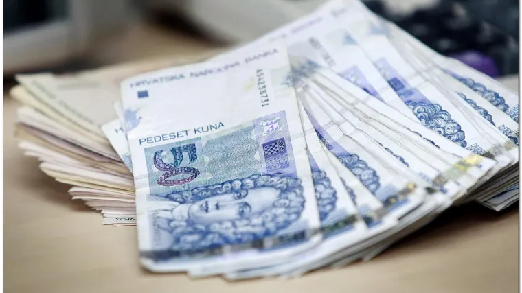 Igrajući na osjećaje varala starije sugrađane