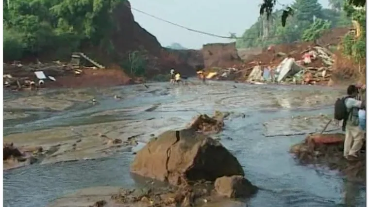 U Indoneziji najmanje 77 poginulih u puknuću brane