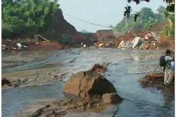 U Indoneziji najmanje 77 poginulih u puknuću brane