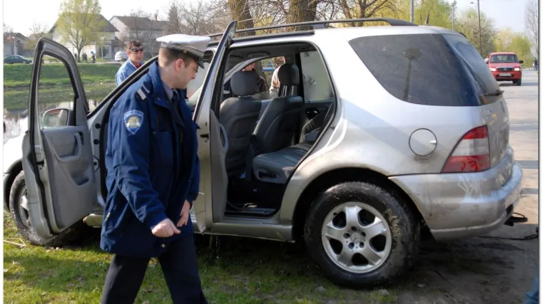 Skupocjeni mercedes završio u Bosutu