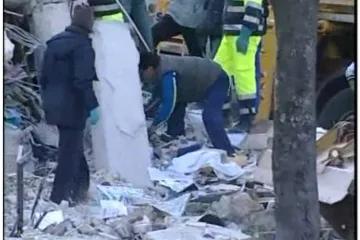 Italija: Spasioci rukama raščišćavaju ruševine