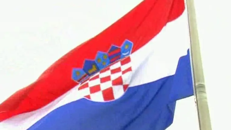 Hrvatska zastava ispred NATO-a