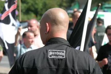 Skinheadi upali na skup o snošljivosti