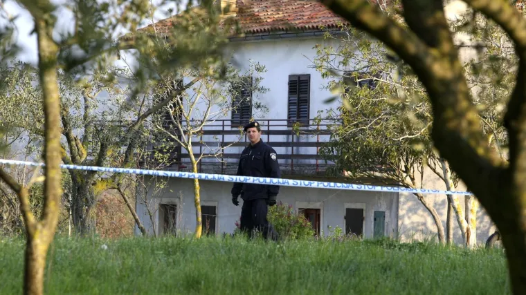 Suprugu i sina (8) ubio na spavanju