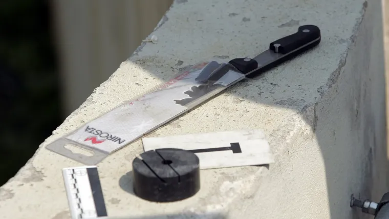 Izbo ga nožem jer mu nije dao da vidi sina