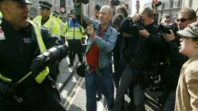 London: Policajac mlatio prosvjednicu?