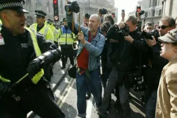London: Policajac mlatio prosvjednicu?