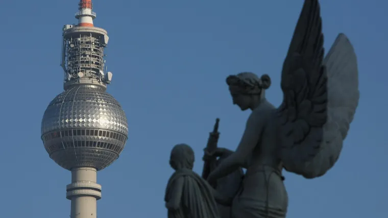 Ljubavne poruke na televizijskom tornju