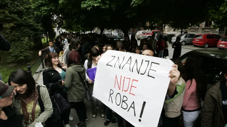 Studenti stali uz profesore