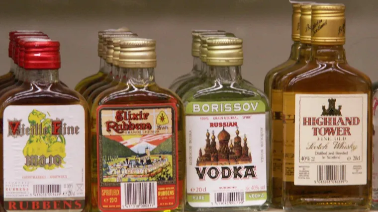 Zbog otkaza popio 4 litre votke i preživio