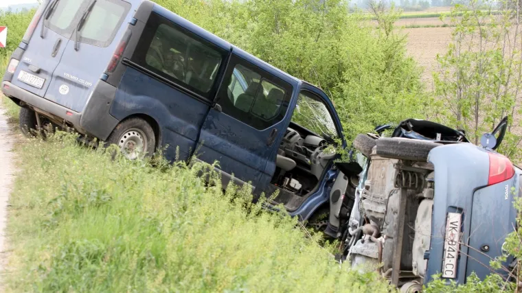 Troje mrtvih u prometnoj nesreći
