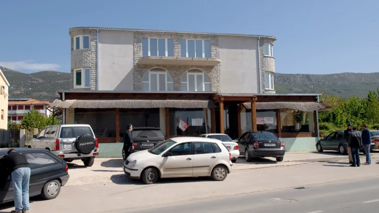 Mladiće ranio vlasnik lokala